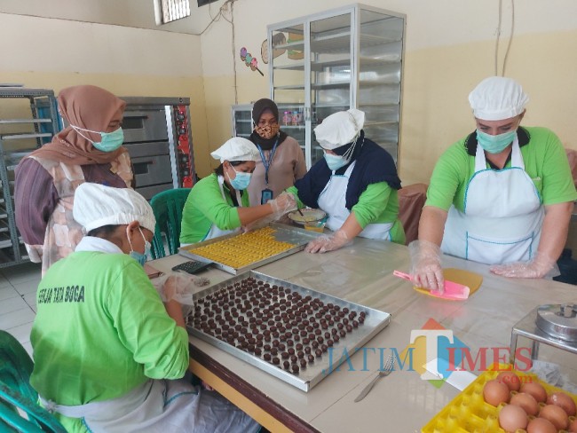 Kalapan Perempuan Kelas IIA Malang Tri Anna Aryati saat meninjau langsung WBP memroduksi kue lebaran. 