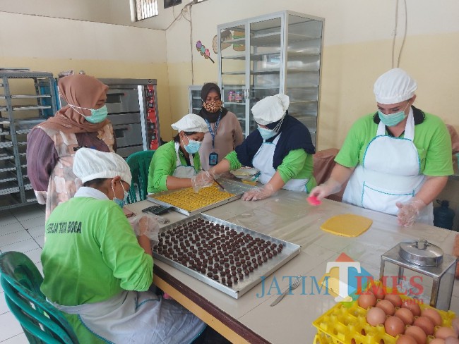 Kepala Lapas Perempuan Kelas IIA Malang Tri Anna Aryati (sebelah kiri berdiri) saat meninjau WBP yang sedang membuat kue lebaran.