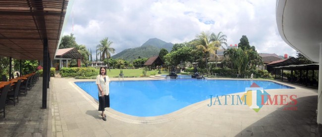 Tampak kolam renang yang ada di el Hotel Kartika Wijaya Kota Batu.