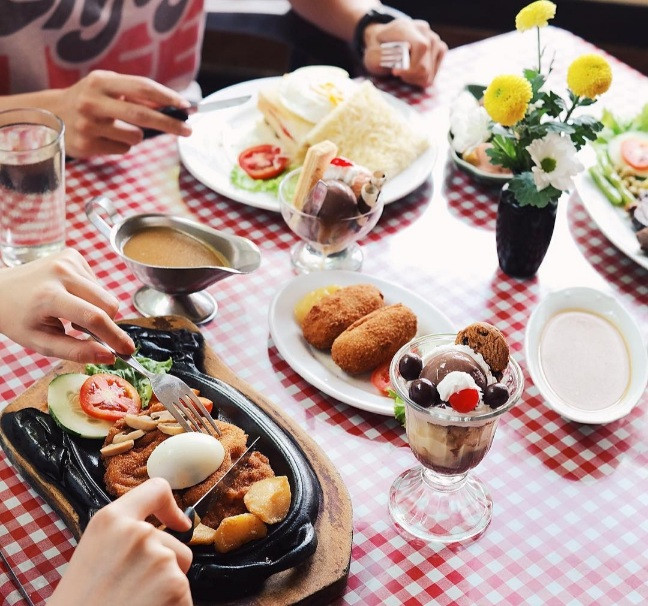 Sajian menu di Toko Oen Malang.