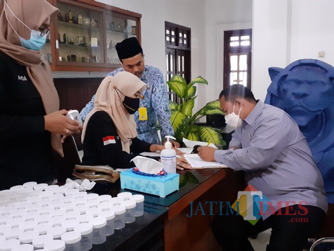 Anggota DPRD Kota Malang saat akan menjalani tes narkoba, Senin (17/5/2021). (Arifina Cahyanti Firdausi/MalangTIMES).