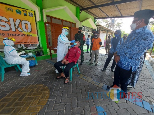 Salah satu warga yang menjalani swab tes antigen.