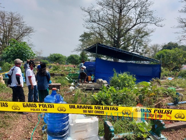 Tampak lokasi pembongkaran makam Siti Chotimah yang diberikan garis polisi.