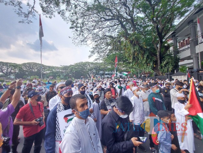 Ratusan masyarakat yang tergabung dalam M3RCI saat Aksi Bela Palestina di Kota Malang.