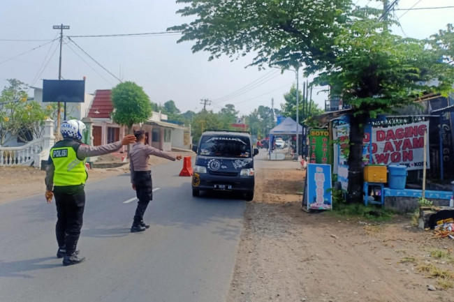 Petugas ketika melakukan pemeriksaan di pos penyekatan kandangan. (Foto: Ist)