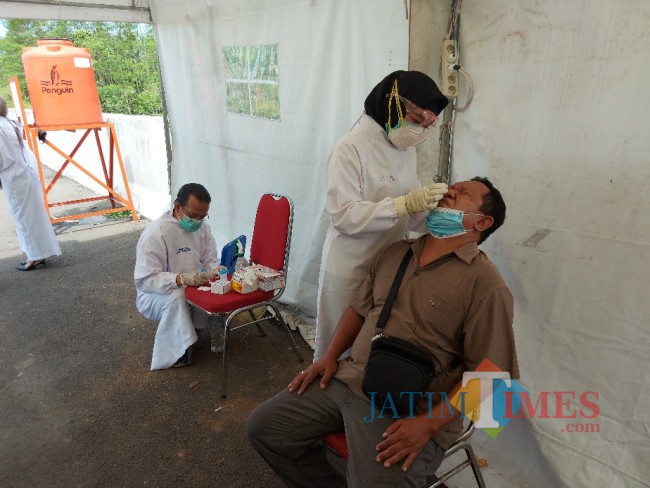 Salah satu pengendara sedang dilakukan swab antigen di Pos Pengamanan Exit Tol Madyopuro Malang.