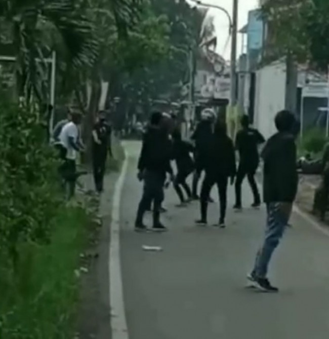 Tangkapan gambar dari video amatir yang viral menunjukkan bentrokan amtar dua kelompok masyarakat di Kota Malang.