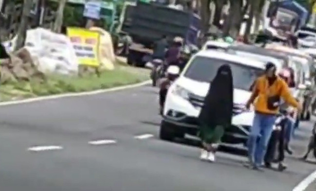 perempuan bercadar