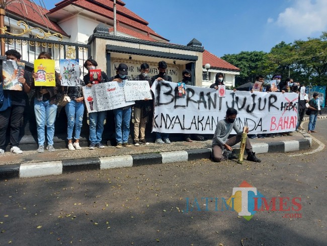 Tampak massa aksi yang turut serta dalam Solidaritas Malang Melawan.