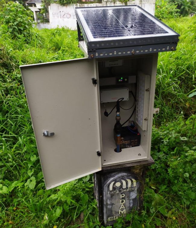 Salah satu panel surya di logger Tugu Tirta Kota Malang.