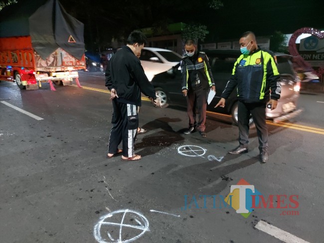 Petugas Unit Laka Lantas Polresta Malang saat melakukan olah TKP di titik pertama kecelakaan.