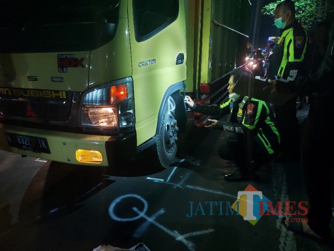 Petugas dari Unit Laka Lantas Polresta Malang Kota saat melakukan olah TKP.