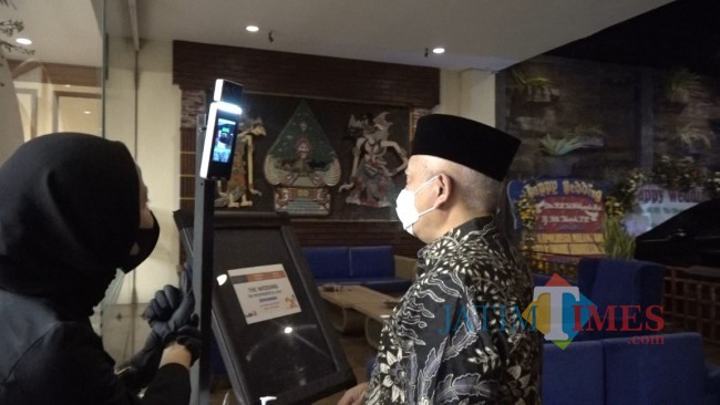 Bupati Malang Muhammad Sanusi saat melakukan pengecekan suhu.
