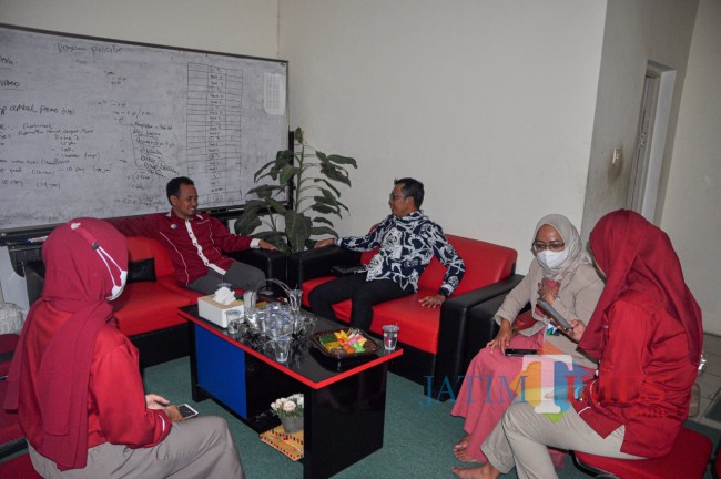 Suasana silaturahmi BPJS-Ketenagakerjaan ke kantor JatimTIMES, Rabu (9/6/2021). (Yogi Iqbal/MalangTIMES).