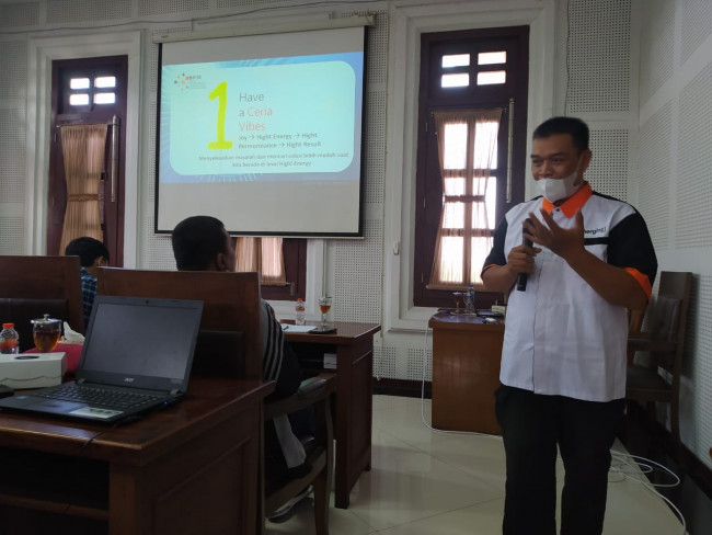 Pemateri pelatihan digital marketing M Suef.