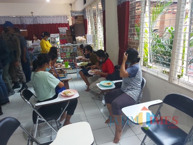 Saat calon PMI menikmati makan siang dengan nasi putih dan sup sayur.