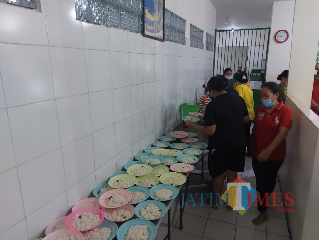 Saat para calon PMI mengantre mengambil piring beserta nasi puti yang disediakan.