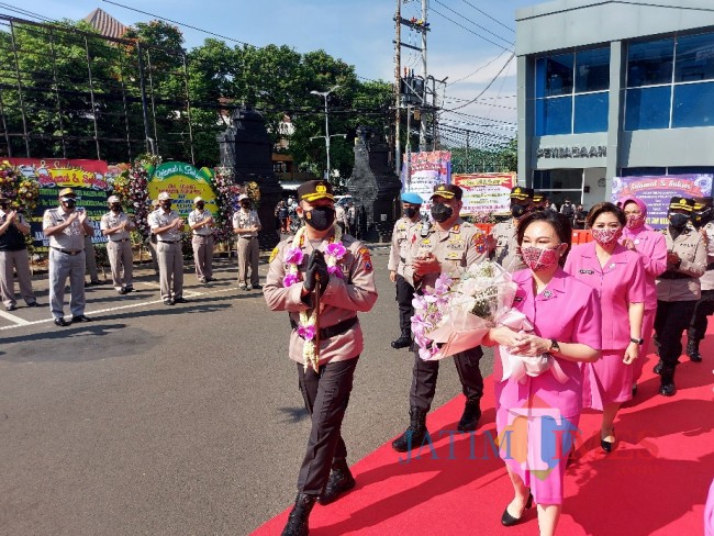 Kapolresta Malang Kota AKBP Budi Hermanto saat memasuki Mapolresta Malang Kota.