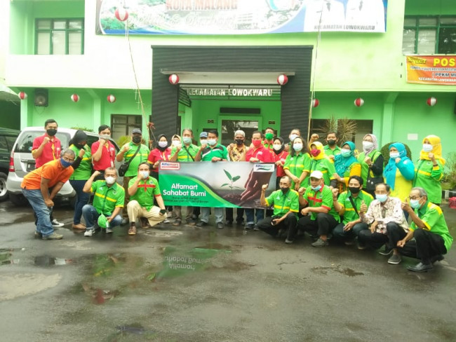 Sesi foto bersama di Kantor Kecamatan Lowokwaru Kota Malang.