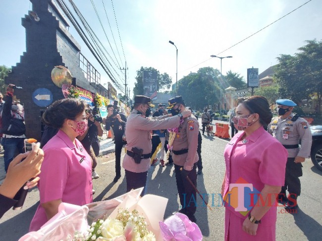 Wakapolresta Malang Kota AKBP Totok Mulyanto Diyono saat mengalungkan bunga kepada Kapolresta Malang Kota AKBP Budi Hermanto.