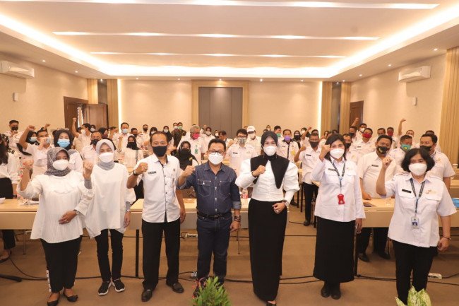 Wali Kota Malang Sutiaji (tengah) saat berforo bersama dengan para peserta pelatihan.