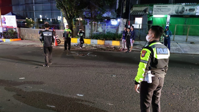 Petugas dari Unit Laka Lantas Polresta Malang Kota saat melakukan olah TKP di Jalan Sudanco Supriadi, Kota Malang.