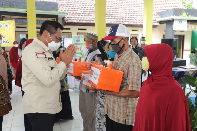 Wakil Wali Kota Malang Sofyan Edi Jarwoko saat memberikan bantuan kepada para fakir miskin dan lansia.