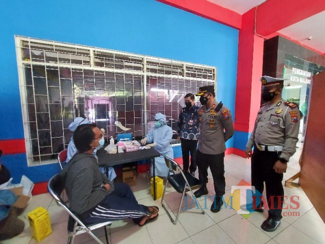 Kapolresta Malang Kota AKBP Budi Hermanto saat memantau pelaksanaan vaksinasi.