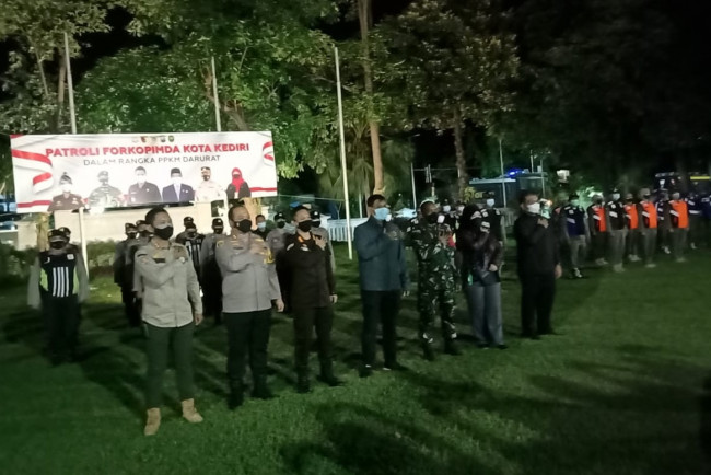 Kapolres Kediri bersama forkopimda tinjau pelaksanaan PPKM hari ketiga. (Foto: Ist)