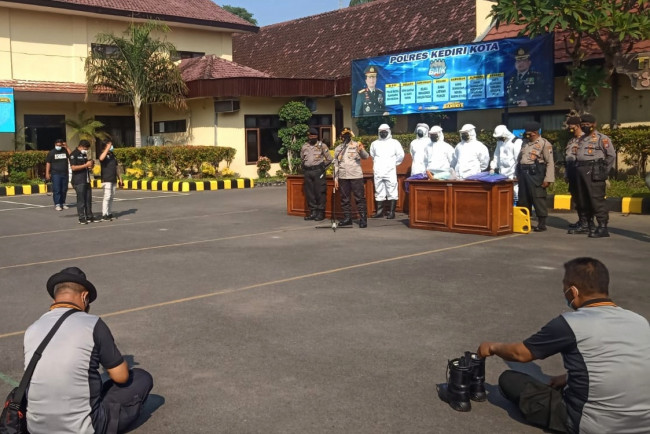 Petugas Polres Kediri Kota membentuk Tim Pemulasaran Covid-19 dan melakukan simulasi, Jumat (9/7). (Foto: Ist)