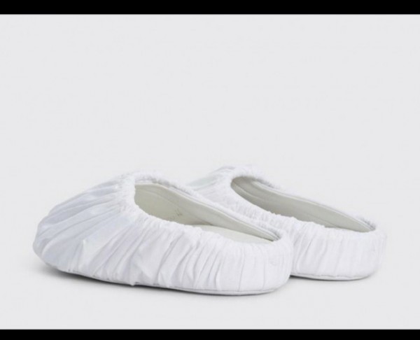 Ruched leather sandals mirip sandal selop. (Foto: Dokumentasi Maison Margiela).