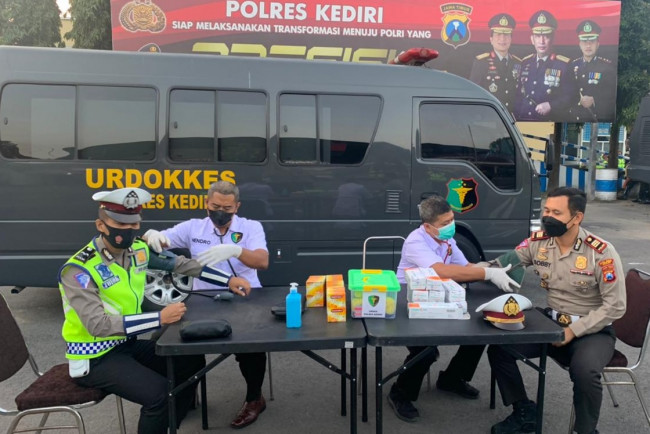 Antisipasi sejak dini berbagai serangan penyakit, Satlantas Polres Kediri lakukan test kesehatan, Senin (19/7/2021). (Foto: Ist) (Foto