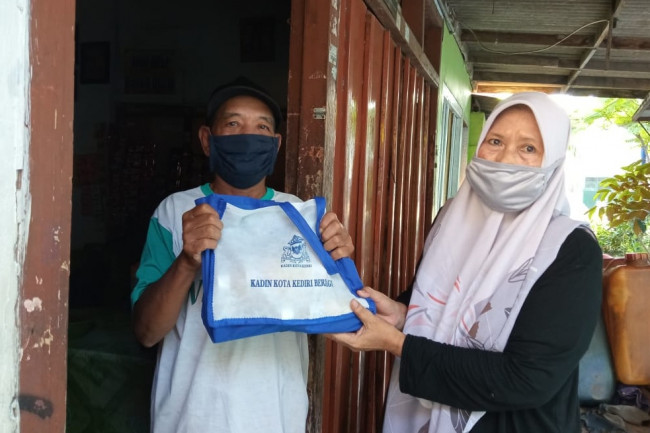 Wali Kota Kediri Abdullah Abu Bakar menerima bantuan dari KADIN Kota Kediri berupa 300 paket yang berisi vitamin dan obat-obatan. (Foto: Ist)