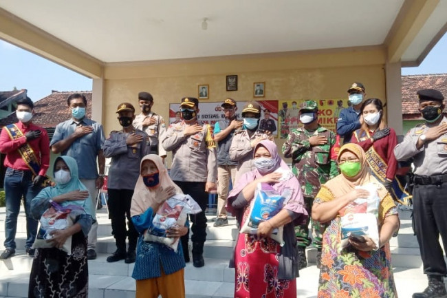 Selain menyalurkan bantuan sosial 50 paket sembako, Polres Kediri Kota juga membagikan 50 paket masker. (Foto: Ist)