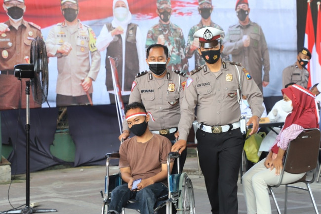 Vaksinasi Covid-19 kepada kaum disabilitas dan marginal di Lapangan Indoor Mapolres Kediri Selasa (10/8/2021)..(Foto: Ist)