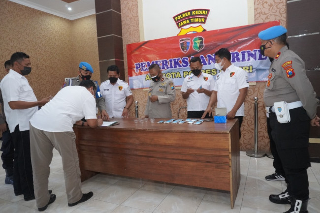 Polres Kediri menggelar tes urine bagi semua anggotanya yang dilaksanakan di gedung Jana Nuraga Mapolres Kediri, Selasa (31/8/2021). (Foto: Dok Polres Kediri) 