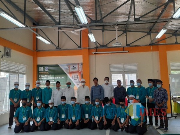 Penutupan pelatihan pengolahan biji kopi bagi santri di Pondok Pesantren Bahrul Maghfiroh Malang. (Arifina Cahyanti Firdausi/MalangTIMES).