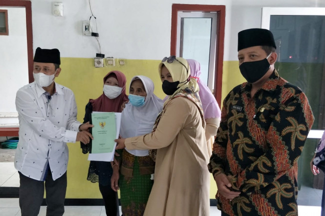 Lakukan ikrar wakaf, tiga wakif dapat apresiasi Pemkot Kediri. (Foto: Dok Pemkot Kediri)