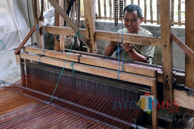 Pengrajin Tenun ikat Bandar Kidul Kota Kediri.
