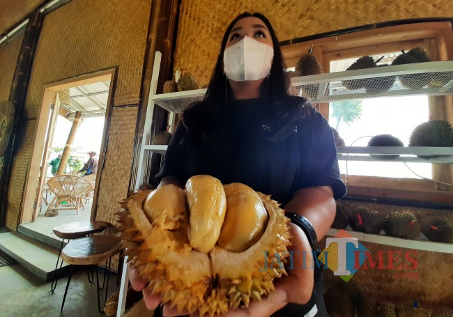 Salah satu pengunjung memilih durian.