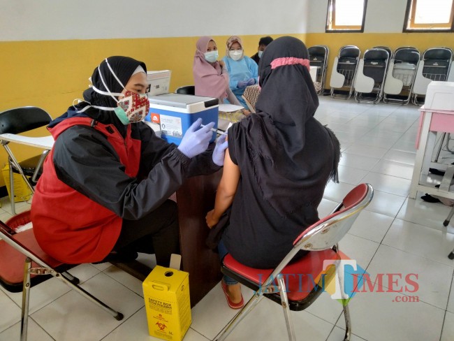 Salah satu kegiatan vaksinasi yang digelar di Kecamatan Singosari.(Foto:Riski Wijaya/MalangTIMES)