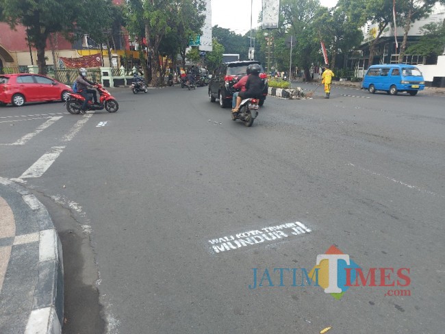 Tampak coretan aksi vandalisme bernada provokatif di Jalan Jenderal Basuki Rahnat atau berada di kawasan Monumen Chairil Anwar Malang.