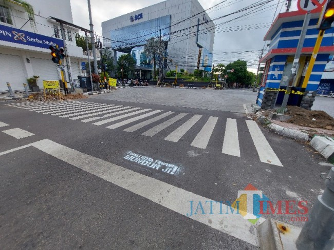 Tampak coretan aksi vandalisme bernada provokatif di Jalan Semeru Kota Malang.