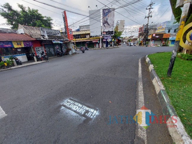 Tampak coretan aksi vandalisme bernada provokatif di Jalan Veteran Kota Malang.