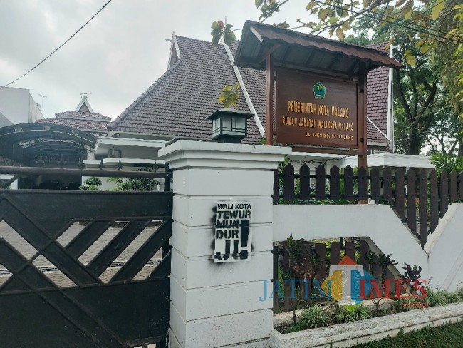 Tampak coretan aksi vandalisme bernada provokatif di Rumah Dinas Wali Kota Malang.