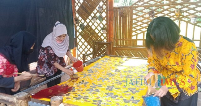 Ibu-ibu di KBP sedang membatik.