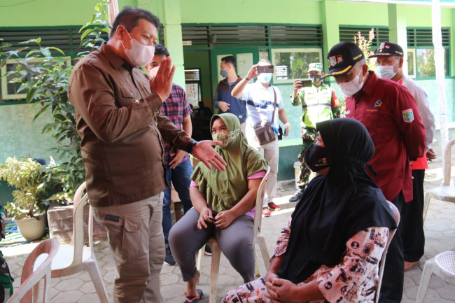 Wabup Malang Didik Gatot Subroto saat meninjau pelaksanaan vaksinasi di Kecamatan Tumpang.(Foto: Humas Prokopim Kabupaten Malang).