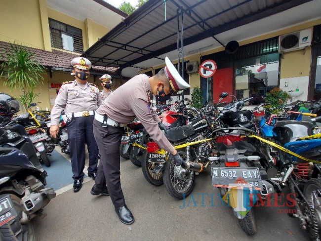Kasat Lantas Polresta Malang Kota AKP Yoppi Anggi Khrisna saat menunjukkan salah satu sepeda motor yang menggunakan knalpot brong.