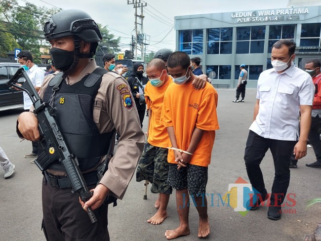 Kedua pelaku saat digelandang petugas untuk meringankan di sel tahanan Mapolresta Malang Kota.