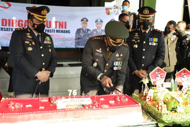 Kapolres Kediri Kota beserta rombongan memberi kejutan dengan membawa Tumpeng dan Kue Ulang Tahun Peringati HUT TNI ke-76. (Foto: Dok Polres Kediri Kota)